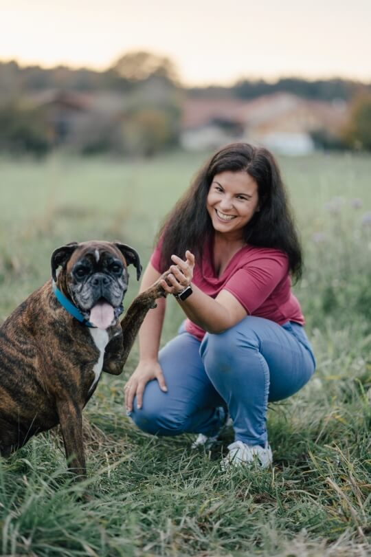 Finiaweise-Claudia-Howe-mit-Huendin-Finia